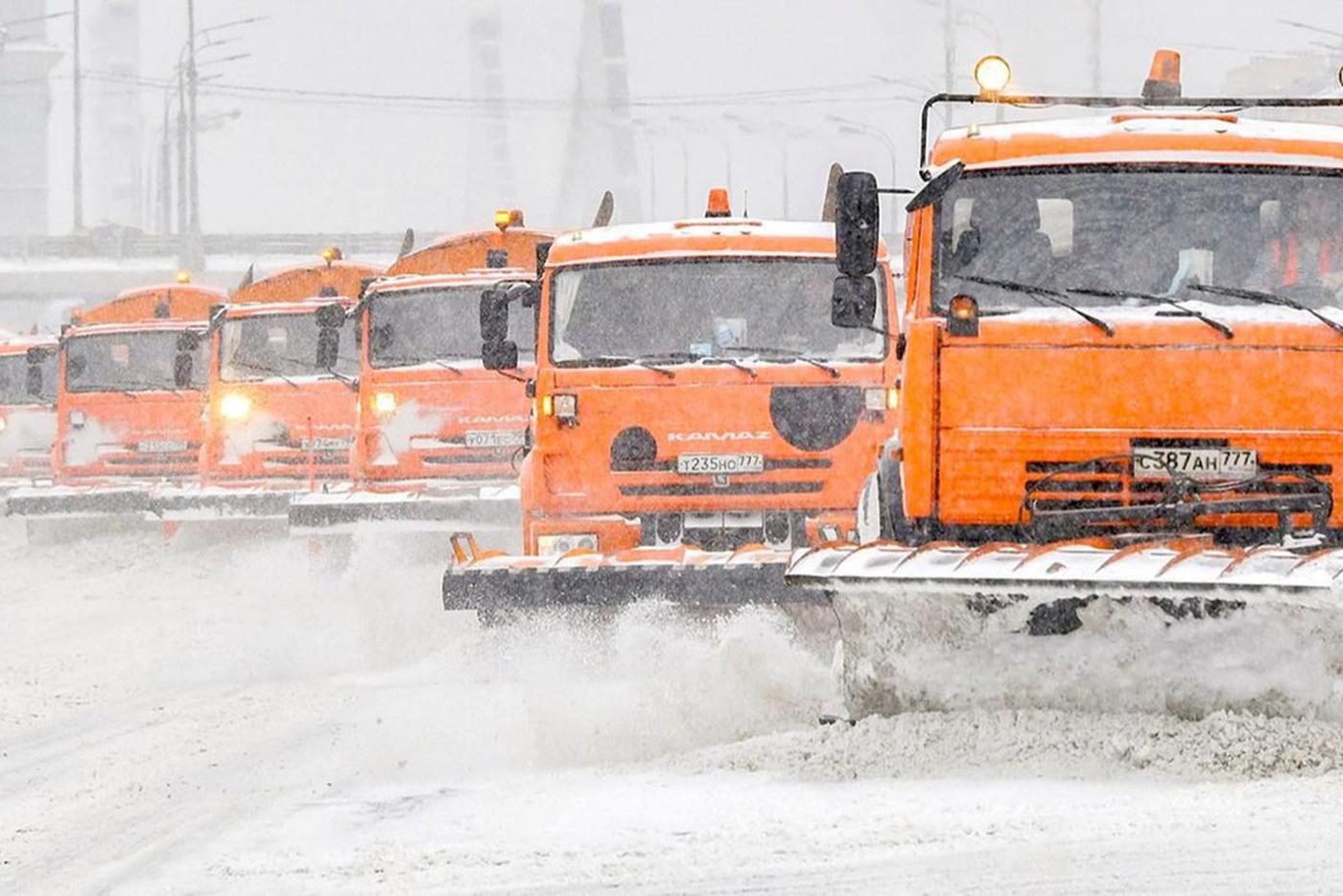 Сильный снегопад в Москве, заснеженные деревья и здания в зимний период.